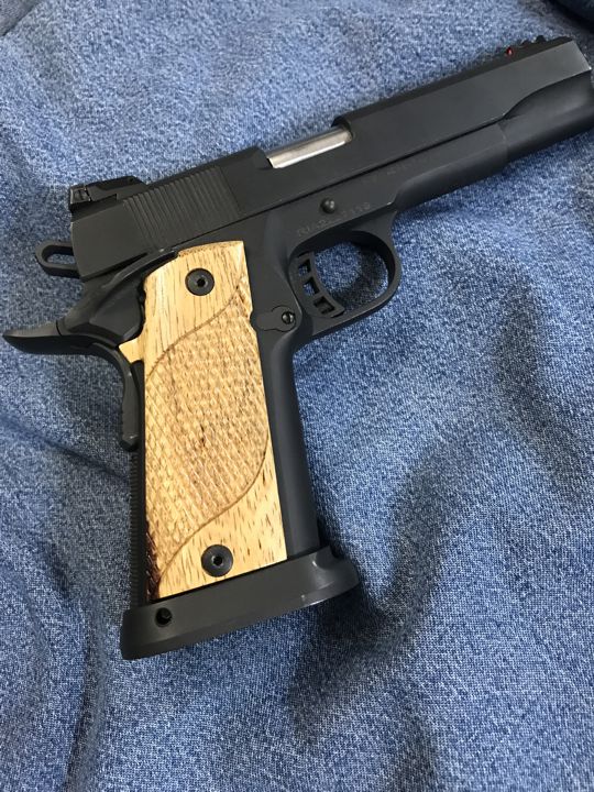 RIA - ROCK/TAC ULTRA FS HC Grips - w/Signature Checkering w/MagWell - Cocobolo