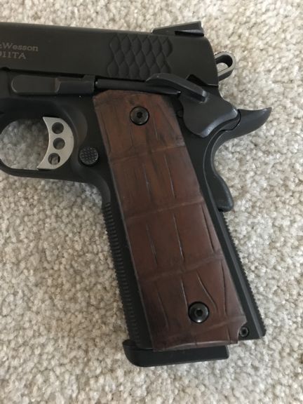 1911 Full size grips - Alligator Tail - Beveled Bottom - (Brown)