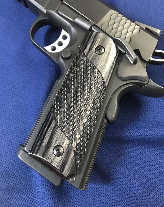 1911 Full size grips - Dymalux Charcoal - Signature Checkering - Beveled Bottom