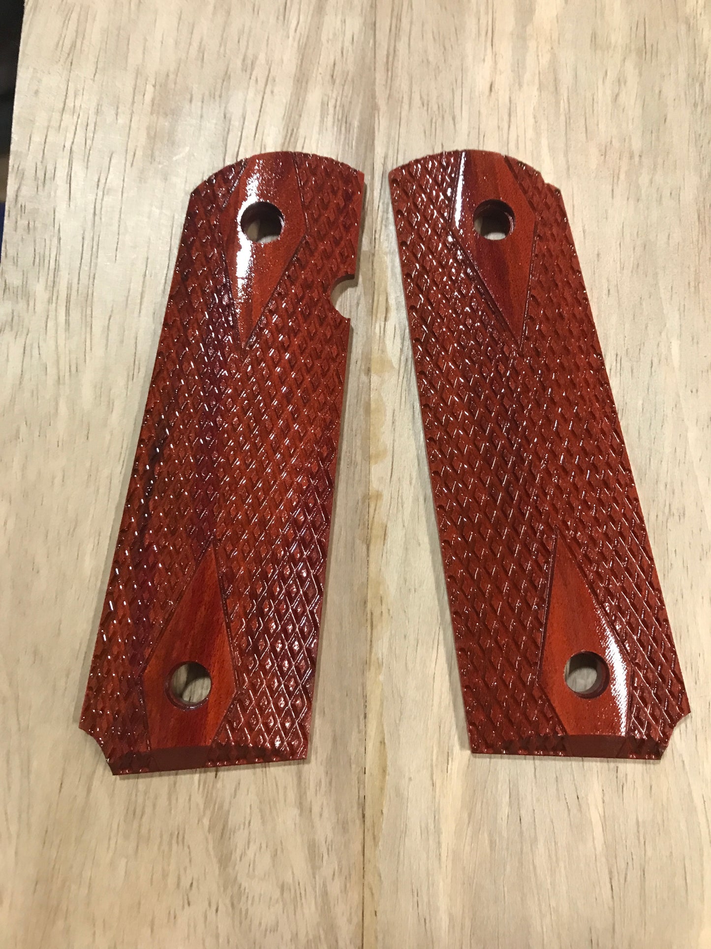 1911 Full size grips - Redheart wood w/Double Diamond - Beveled Bottom